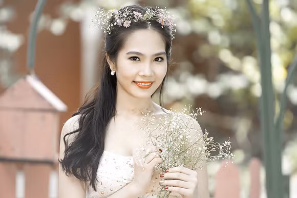 Dương Kim Ánh khoe làn da trắng ngần và đôi vai trần gợi cảm ảnh 8