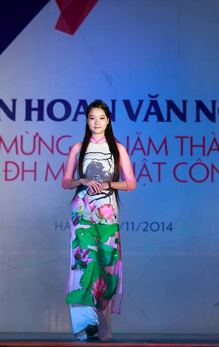 Hoa hậu Ngọc Hân mang “Trái tim hồng” về trường cũ ảnh 9 Hoa hậu Ngọc Hân mang “Trái tim hồng” về trường cũ ảnh 9