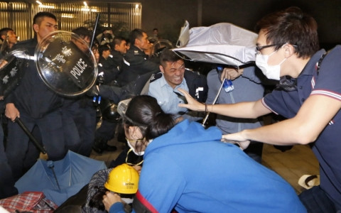 Toàn cảnh vụ đụng độ ở tòa nhà chính quyền Hồng Kông ảnh 11