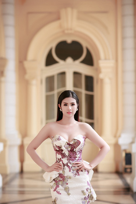 Hoa hậu Ngọc Hân khéo khoe vòng 1 căng tràn trong chiếc... đầm đuôi cá ảnh 3