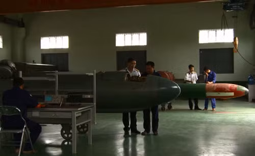 Vào nơi sửa chữa ngư lôi, tên lửa, khí tài đặc chủng Hải quân Việt Nam ảnh 3