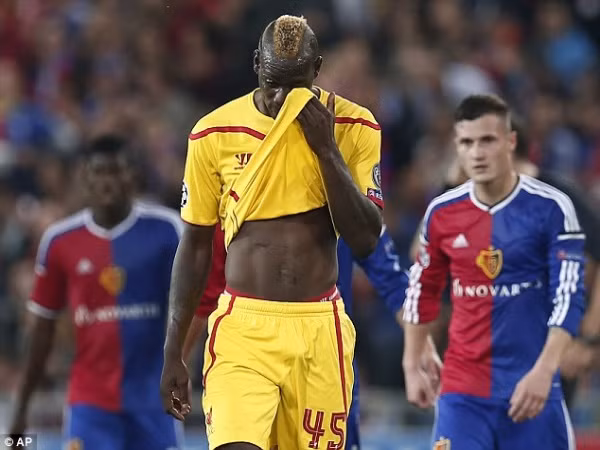 Sốc: “Bé hư” Balotelli sa sút phong độ vì…lợn cưng ảnh 1