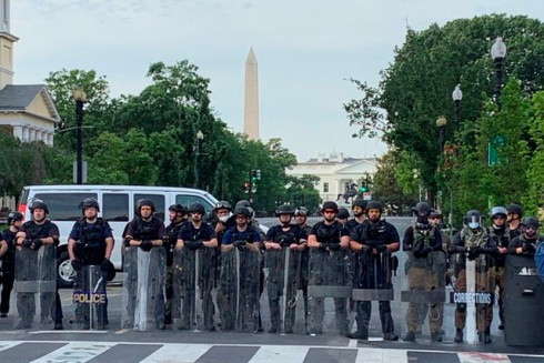 Chính quyền Mỹ mượn cớ dẹp loạn biểu tình để phô trương sức mạnh quân sự? ảnh 3