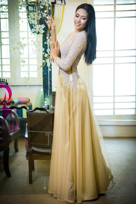 “Điểm danh” những bộ áo dài Nguyễn Thị Loan mặc dự thi Miss World ảnh 7