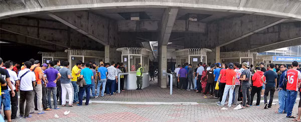 Xem CĐV Malaysia xếp hàng mua vé một cách ý thức ảnh 4