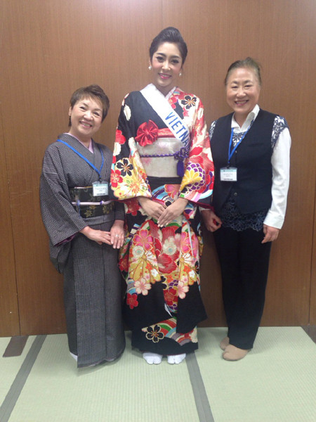 Hoa hậu Đặng Thu Thảo “bỡ ngỡ” diện Kimono ảnh 1