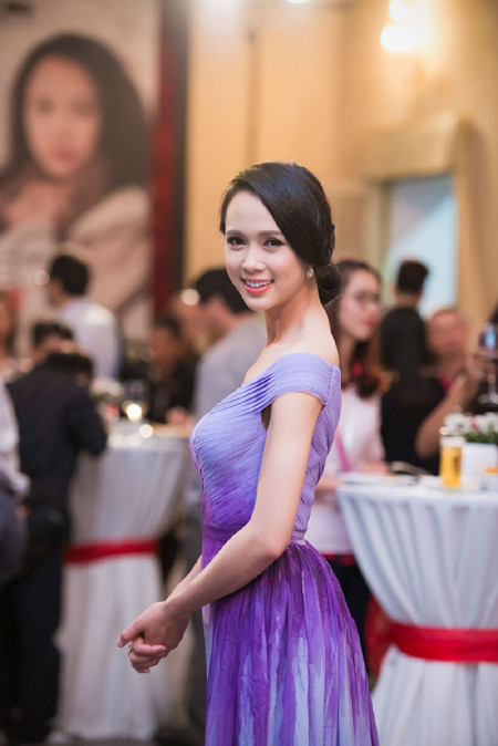 Top 5 HHVN Vũ Ngọc Anh vai trần quyến rũ giao lưu khán giả Thủ đô ảnh 12