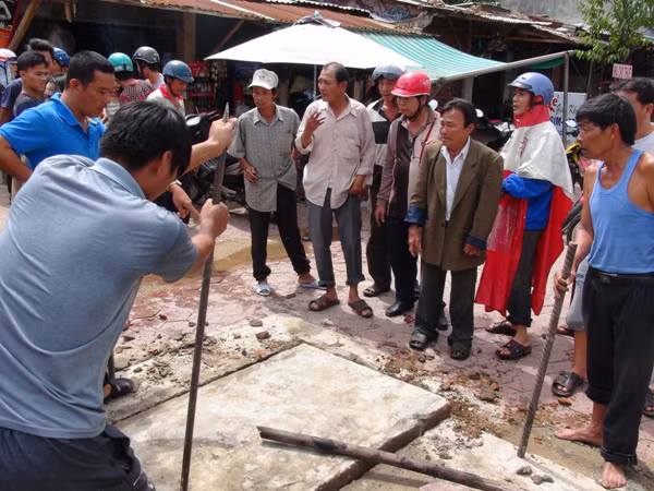 Cứu sống bé trai 5 tuổi trôi trong ống cống ảnh 1