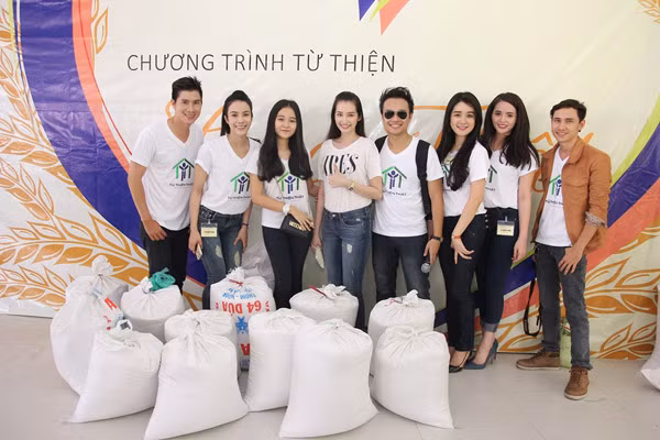 Nghệ sĩ Việt hào hứng gom từng túi gạo nhỏ làm từ thiện ảnh 10