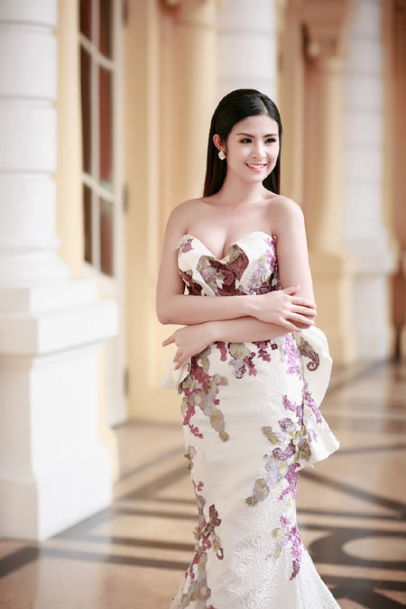 Hoa hậu Ngọc Hân khéo khoe vòng 1 căng tràn trong chiếc... đầm đuôi cá ảnh 2