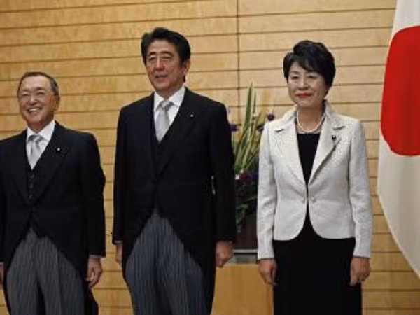 Nhận diện 2 tân Bộ trưởng Nhật Bản vừa được thủ tướng Shinzo Abe chỉ định ảnh 2