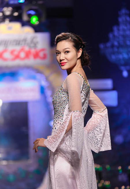 Giải vàng Ngôi sao người mẫu Châu Thanh Trúc khoe sắc rạng ngời cùng áo dài cưới ảnh 1