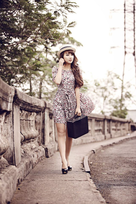 Mẫu ảnh Nga Tây hoài niệm Hà Nội trên cây cầu trăm tuổi ảnh 9