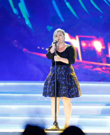 Kelly Clarkson trên sân khấu Hoa hậu Việt Nam 2014. kelly-JPG-8704-1417876048.jpg