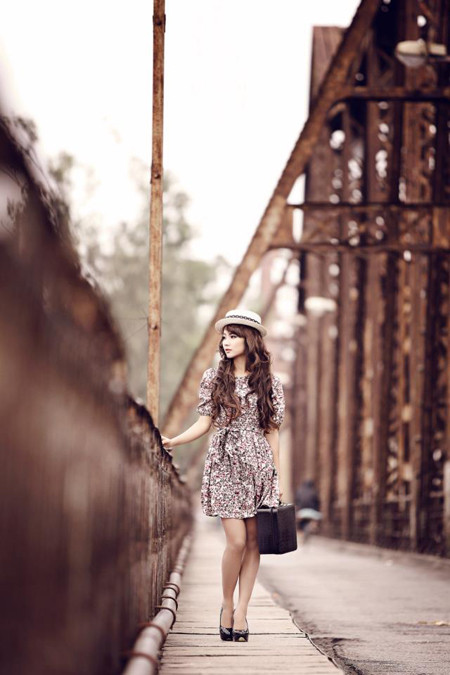 Mẫu ảnh Nga Tây hoài niệm Hà Nội trên cây cầu trăm tuổi ảnh 1