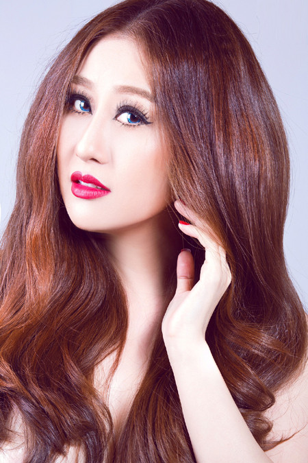 Cận cảnh gương mặt búp bê của MC Kim Trang ảnh 6