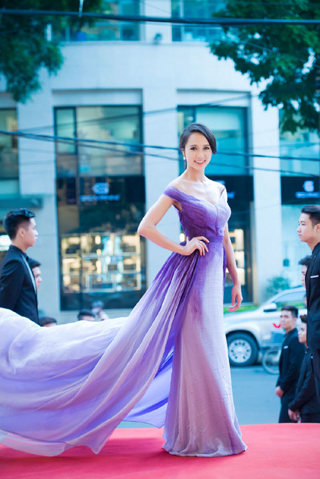 Top 5 HHVN Vũ Ngọc Anh vai trần quyến rũ giao lưu khán giả Thủ đô ảnh 3