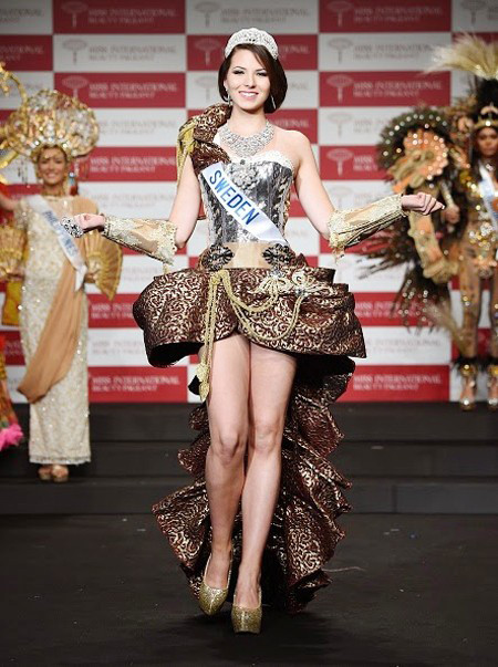 HHQT 2014: Áo dài Việt Nam lọt Top 10 trang phục truyền thống đẹp nhất ảnh 9