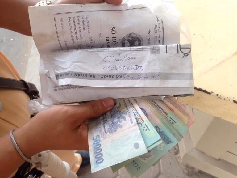 “Bà mẹ đồng nát” trào nước mắt khi nhận lại từ tay CSGT số tiền đánh rơi ảnh 2