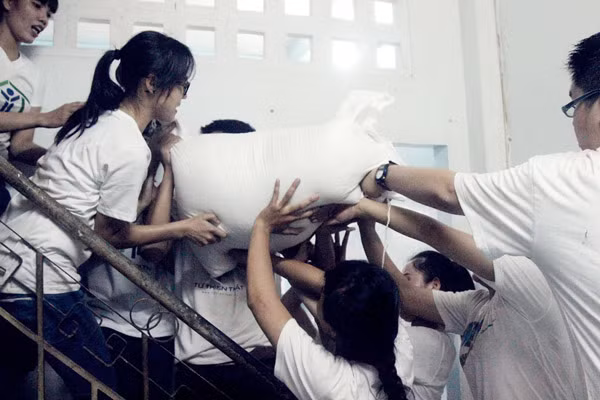 Nghệ sĩ Việt hào hứng gom từng túi gạo nhỏ làm từ thiện ảnh 11 Nghệ sĩ Việt hào hứng gom từng túi gạo nhỏ làm từ thiện ảnh 11