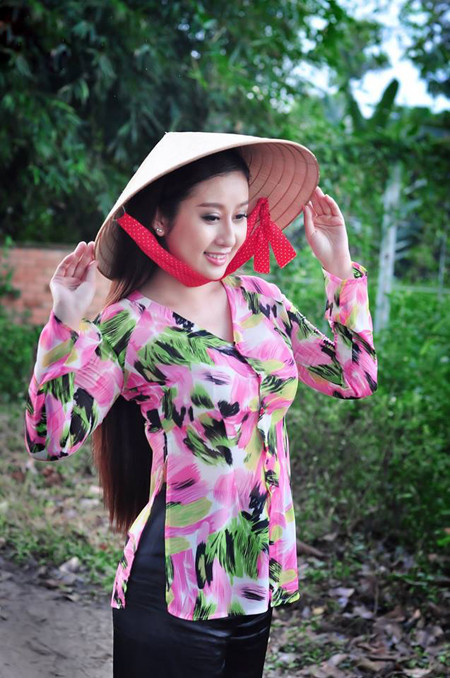 MC Kim Trang dịu dàng nón lá, áo bà ba ảnh 3 MC Kim Trang dịu dàng nón lá, áo bà ba ảnh 3
