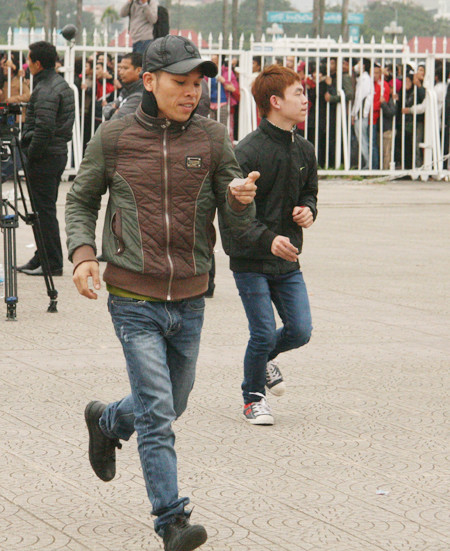 Ngàn người trắng đêm chầu chực, chen lấn mua vé xem trận Việt Nam-Malaysia ảnh 10