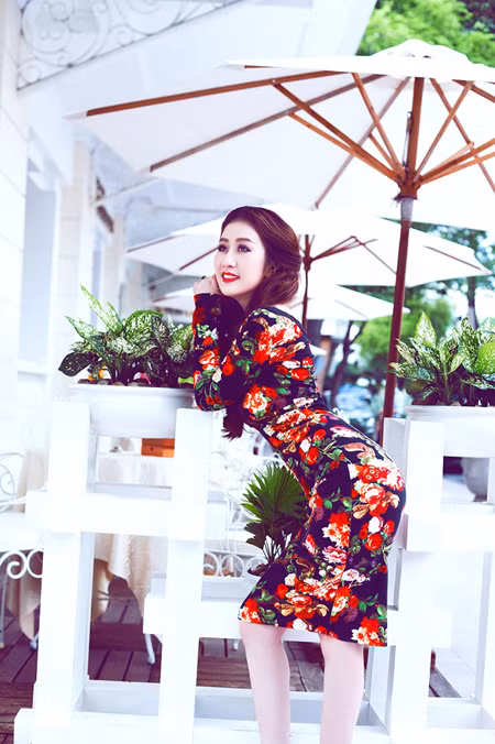 MC Kim Trang gợi cảm giữa mùa thu Sài Gòn ảnh 5