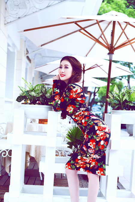 MC Kim Trang gợi cảm giữa mùa thu Sài Gòn ảnh 5