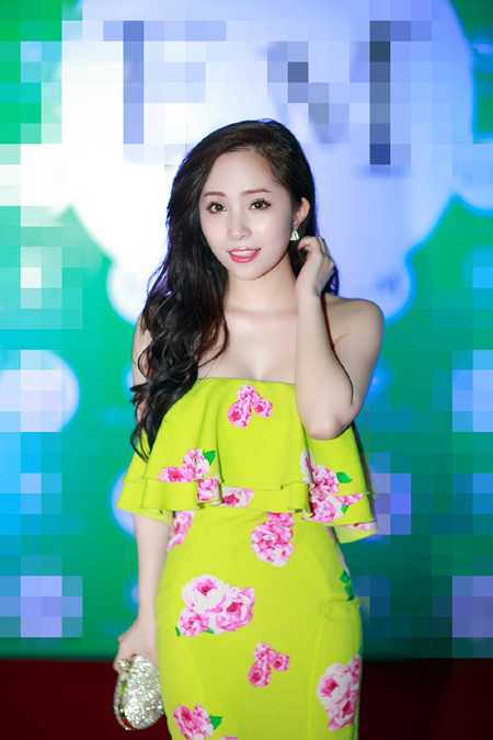 “Cá sấu chúa” Quỳnh Nga xinh đẹp đi dự event một mình ảnh 1