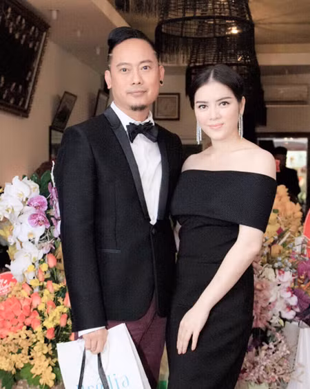 Lý Nhã Kỳ thân mật mừng sinh nhật NTK Võ Việt Chung ảnh 1