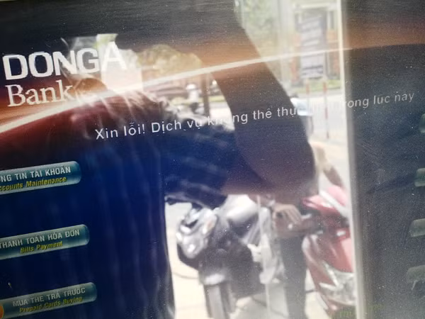 ATM trục trặc, ngân hàng bị phạt tiền ảnh 1