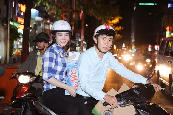 Nữ hoàng Du lịch Dương Kim Ánh giản dị đi trao quà từ thiện ảnh 4
