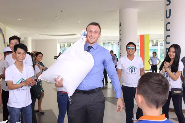 Nghệ sĩ Việt hào hứng gom từng túi gạo nhỏ làm từ thiện ảnh 8 Nghệ sĩ Việt hào hứng gom từng túi gạo nhỏ làm từ thiện ảnh 8
