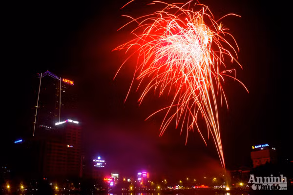 Hà Nội đêm 10-10: Huyền ảo với pháo hoa chụp kiểu "phơi sáng" ảnh 7