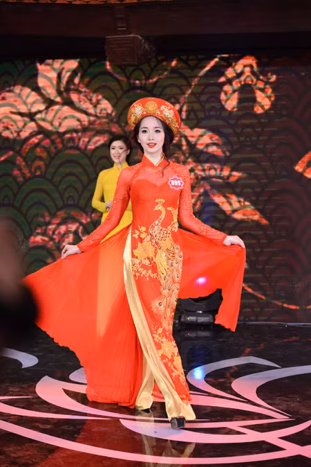 Thí sinh Hoa hậu Việt Nam 2014 duyên dáng trong phần thi áo dài ảnh 1