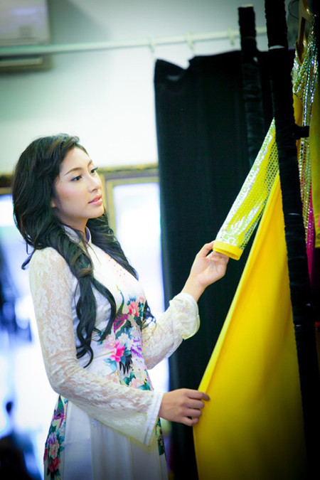 “Điểm danh” những bộ áo dài Đặng Thu Thảo sẽ mặc tại Miss International 2014 ảnh 4