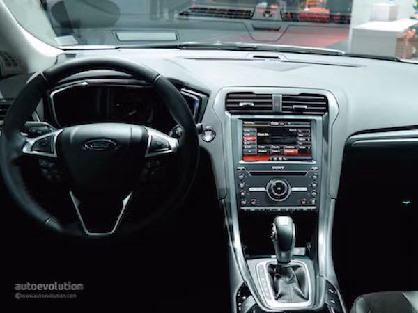 Cận cảnh Ford Mondeo 2015 lần đầu ra mắt tại Paris Motor Show ảnh 15