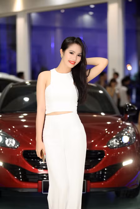 Nữ hoàng Du lịch Dương Kim Ánh “ton sur ton cây trắng” rạng ngời ảnh 4