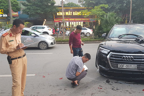 [AUDIO 13-11-2018] Kinh hoàng ô tô Audi Q5 tông biến dạng Mercedes và 2 xe máy trên phố ảnh 1