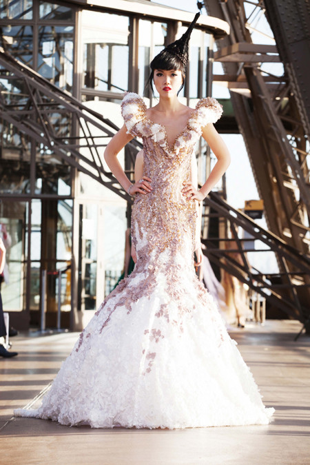 Bộ sưu tập của NTK Hoàng Hải lộng lẫy ở sàn diễn trên tháp Eiffel ảnh 12 Bộ sưu tập của NTK Hoàng Hải lộng lẫy ở sàn diễn trên tháp Eiffel ảnh 12