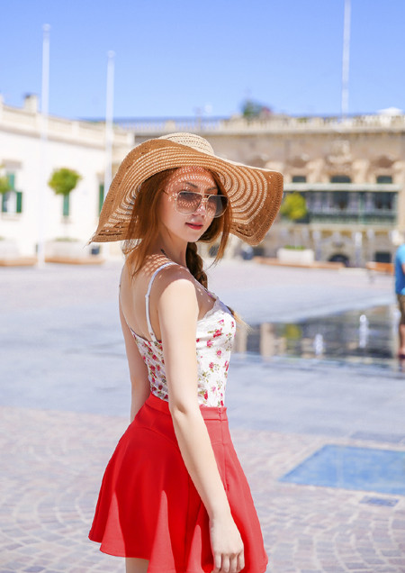 Hoa hậu Jennifer Chung vai trần gợi cảm dạo phố ở Malta ảnh 7