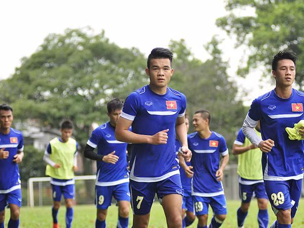 ĐT Việt Nam vượt khó trên đất bạn ảnh 1