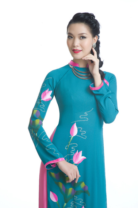 Hoa hậu Thùy Dung dịu dàng khoe sắc trong tà áo dài ảnh 8