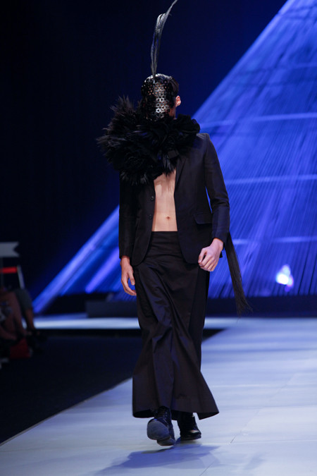 Hoàng Thuỳ làm vedette ấn tượng của NTK Singapore ảnh 5 Hoàng Thuỳ làm vedette ấn tượng của NTK Singapore ảnh 5