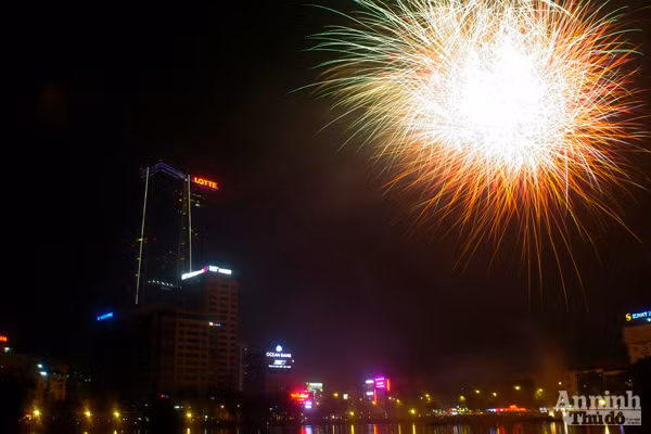 Hà Nội đêm 10-10: Huyền ảo với pháo hoa chụp kiểu "phơi sáng" ảnh 5