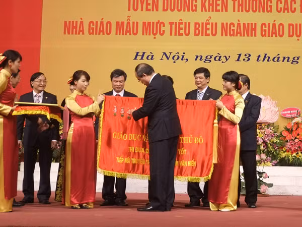 Trao tặng Sở GD-ĐT Hà Nội Huân chương Độc lập hạng Nhất ảnh 1