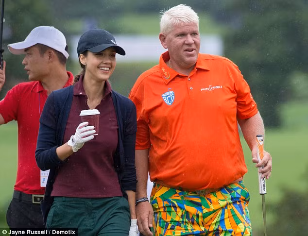 Jessica Alba đẹp hút hồn trên sân golf ảnh 4