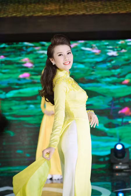Thí sinh Hoa hậu Việt Nam 2014 duyên dáng trong phần thi áo dài ảnh 12