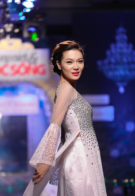 Giải vàng Ngôi sao người mẫu Châu Thanh Trúc khoe sắc rạng ngời cùng áo dài cưới ảnh 2
