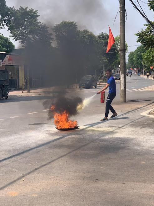 Người dân sử dụng bình cứu hỏa để dập tắt đám cháy giả định